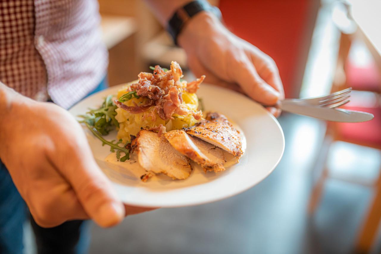 Talíř s masem, salátem a přílohou od BISTRA u dvou přátel.